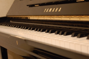 Klavier Yamaha U3H schwarz poliert Seriennummer 1935905